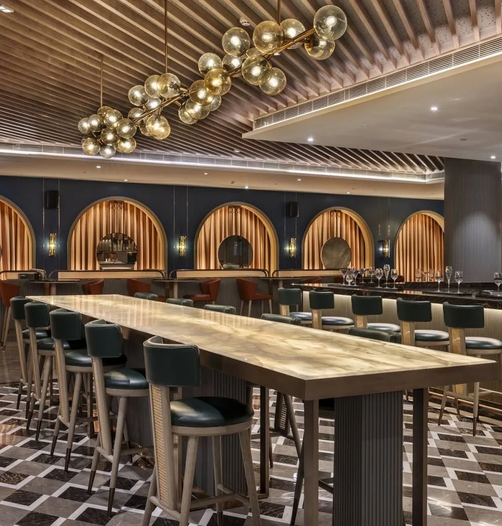 Restaurant and bar, Jaipur: communal bar table