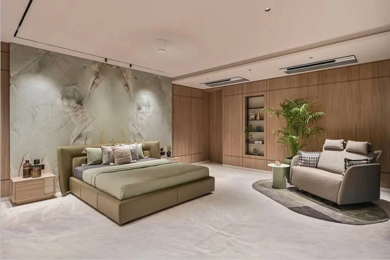 Ghatkopar residence, Mumbai: master bedroom